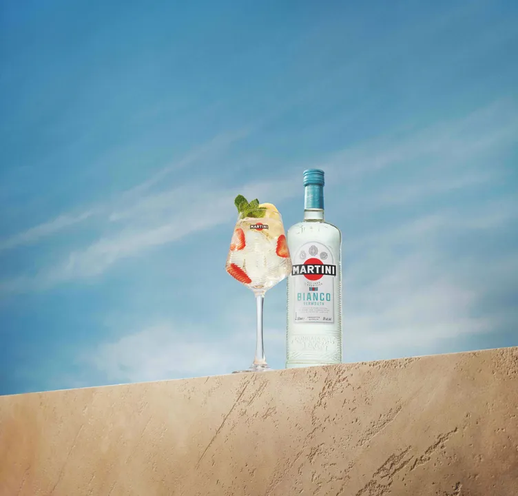 FY27_Martini_DareToBe_BiancoBottleServe.jpeg