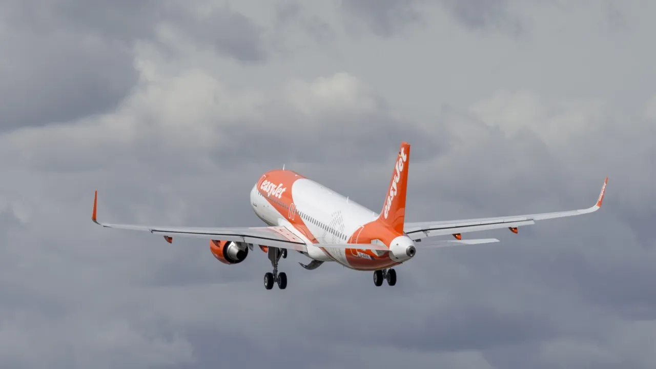 60f53702-a38a-4e48-be74-0bff11105423-easyJet_plane_full_hd.webp