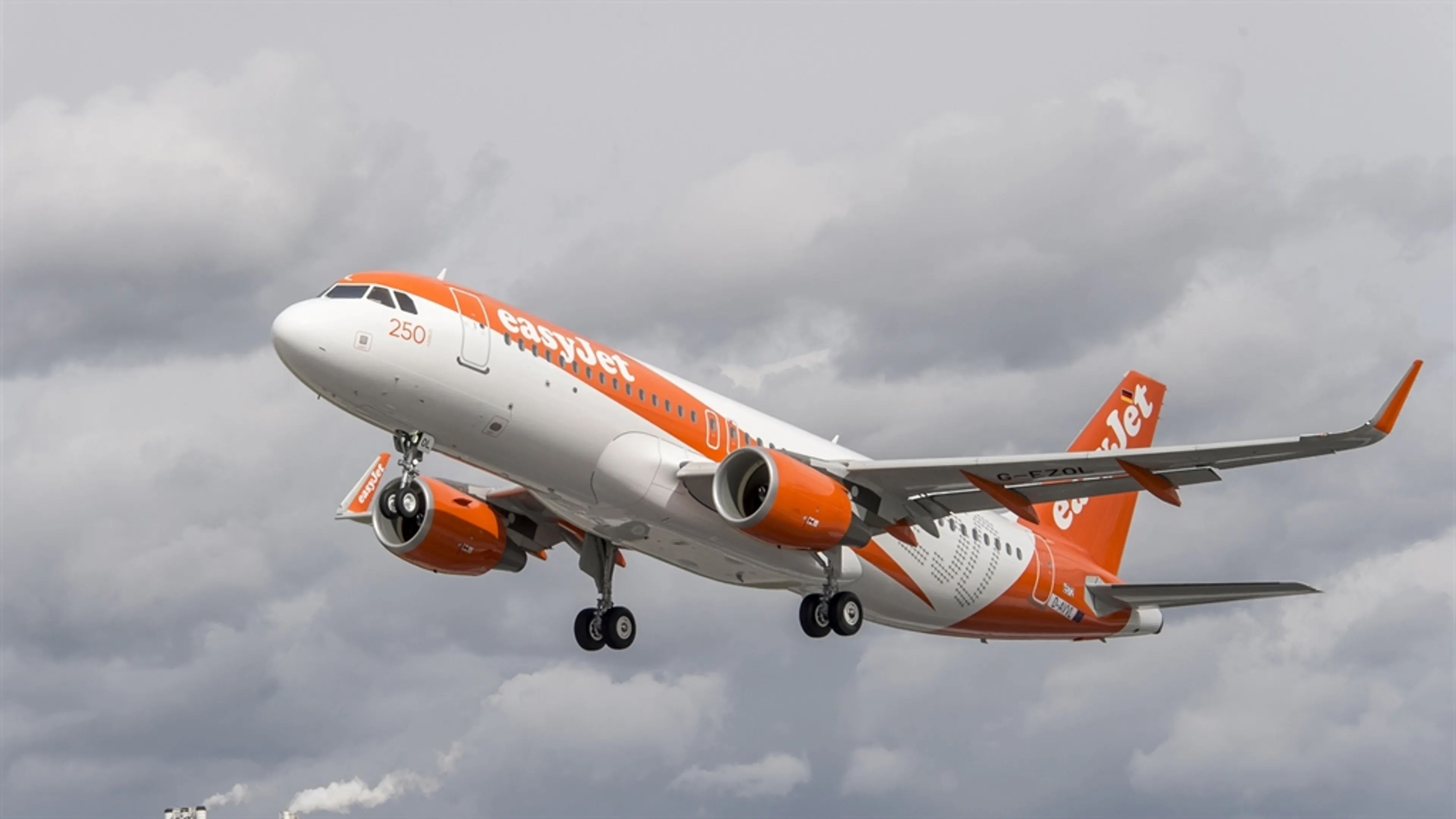 easyJet trials new paint that lowers the weight and fuel burn of the aircraft in a world first