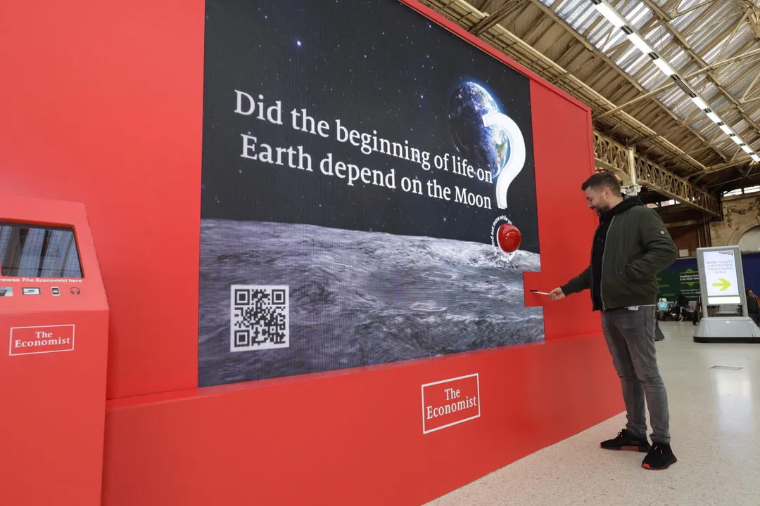 THE ECONOMIST EXPANDS ON BRAND TV ADS 
WITH EXPERIENTIAL ACTIVATION AT LONDON VICTORIA STATION
