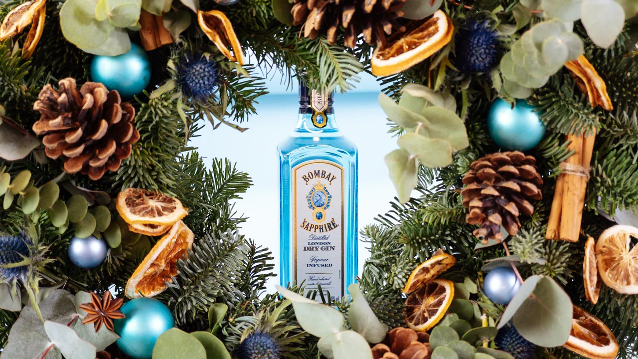 DECORATE YOUR FESTIVE COCKTAILS WITH SEASONAL GARNISHES USING THE NEW BOMBAY SAPPHIRE® WREATH