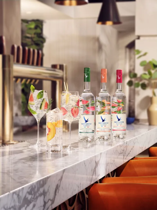 F21_GreyGoose_Essences_FamilyHeroCocktails_Global_750mL_Bar_Horizontal.jpg
